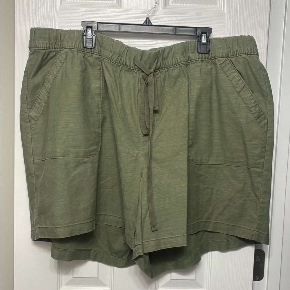 NWT Lane Bryant mid rise shorts SZ 26 in excellent condition